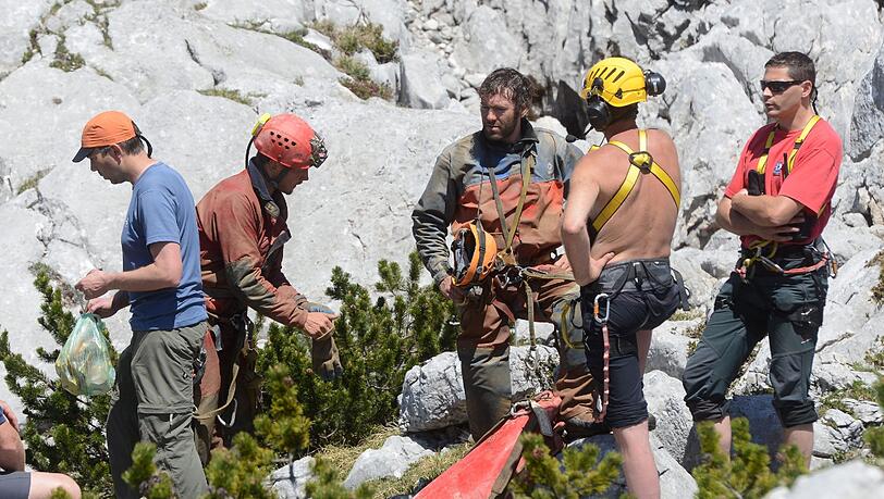 Rettungskräfte vor dem Eingang zur Riesending-Höhle. Rettungskräfte vor dem Eingang zur Riesending-Höhle.