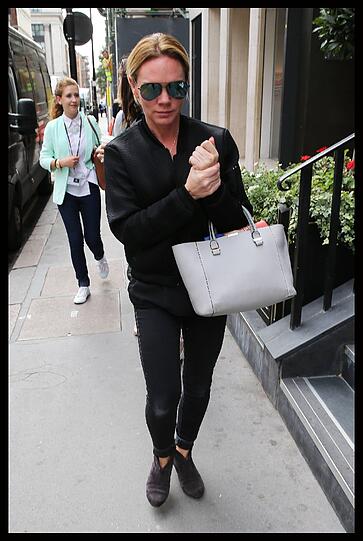 Victoria Beckham eröffnet ihre eigene Mode-Boutique in London. Mit dabei: ihre Eltern, Schwester und natürlich David Beckham.