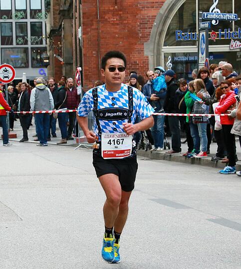 Sonnenschein und weiß-blauer Himmel: Beim München Marathon hatten die Teilnehmer perfekte Wetterbedingungen. Die Bilder zum Durchklicken.