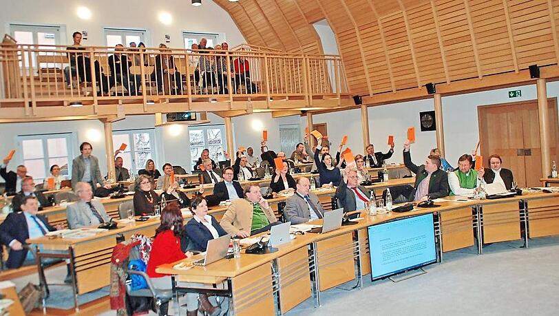 Höheres Sitzungsgeld und Co: Der Stadtrat beschließt nach mehrwöchiger Diskussion eine Erhöhung der Aufwandsentschädigungen. Höheres Sitzungsgeld und Co: Der Stadtrat beschließt nach mehrwöchiger Diskussion eine Erhöhung der Aufwandsentschädigungen.
