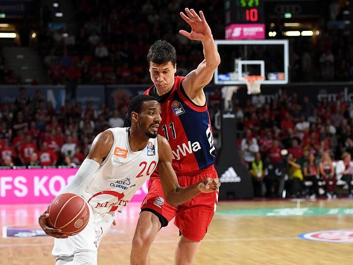 Bayerns Vladimir Lucic (r) verteidigt gegen Vechtas Austin Collins.