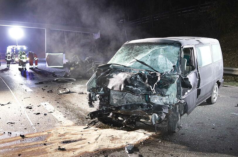 Bilder vom Unfallort in Altötting: Bei dem Crash wurde der Polo in zwei Teile gerissen, der Kleintransporter wurde schwer beschädigt.