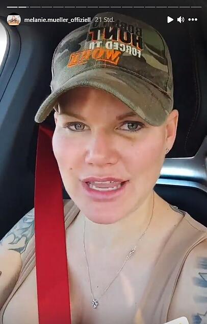 Melanie Müller filmt sich selbst während einer Autofahrt. Melanie Müller filmt sich selbst während einer Autofahrt.