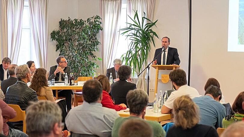 Energieminister Hubert Aiwanger (FW) wirbt bei einer Bürgerversammlung in Haiming für einen neuen Lösungsvorschlag.