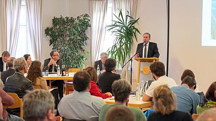 Energieminister Hubert Aiwanger (FW) wirbt bei einer Bürgerversammlung in Haiming für einen neuen Lösungsvorschlag.