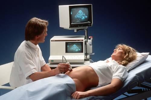 Die Ultraschall-Untersuchung: Wie hier bei einer Schwangeren zahlt die Kasse. In vielen anderen Fällen wollen Frauenärzte privat kassieren.