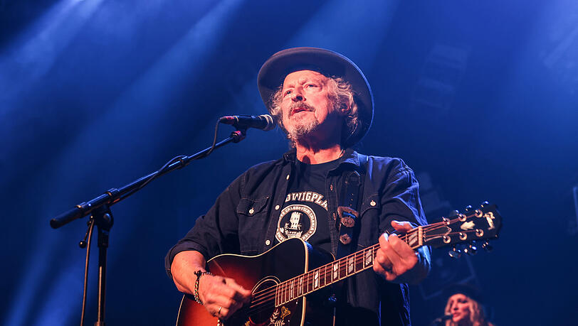 Auf dem „Zeitreise“-Konzert von BAP spielt Wolfgang Niedeckens Kölschrock-Band nach 40 Jahren noch einmal alle Titel ihrer beiden Erfolgsalben „für usszeschnigge!“ und „von drinne noh drusse“. Auf dem „Zeitreise“-Konzert von BAP spielt Wolfgang Niedeckens Kölschrock-Band nach 40 Jahren noch einmal alle Titel ihrer beiden Erfolgsalben „für usszeschnigge!“ und „von drinne noh drusse“.