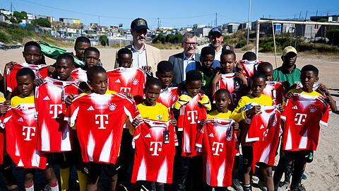 Für Kinder im Township Khayelitsha waren Fußball-Trikots des FC Bayern München im Gepäck.