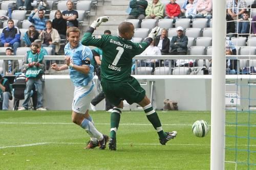 Akrobat nicht nur schön, sondern auch erfolgreich: Löwe Benny Lauth überlistet Fürths Keeper Stephan Loboué mit einem raffiniertem Chip zum 2:0.