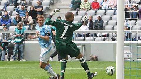Akrobat nicht nur schön, sondern auch erfolgreich: Löwe Benny Lauth überlistet Fürths Keeper Stephan Loboué mit einem raffiniertem Chip zum 2:0.