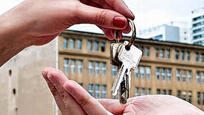 Wechselt eine Immobilie den Eigentümer, sind die betroffenen Mieter ieter oft verunsichert. Wechselt eine Immobilie den Eigentümer, sind die betroffenen Mieter ieter oft verunsichert.