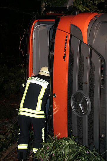 B12 zwischen Maitenbeth und Hohenlinden: Lkw kippt um - Fahrer eingeklemmt - Bayern - Abendzeitung München