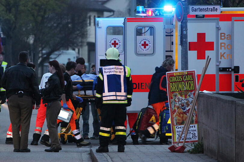 ...bei einem heftigen Unfall bei Burgkirchen sind zwei Menschen schwer verletzt worden.