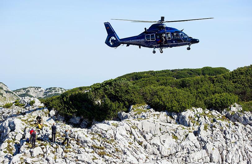 Am Einstieg der Riesending-Schachthöhle warten die Rettungskräfte.