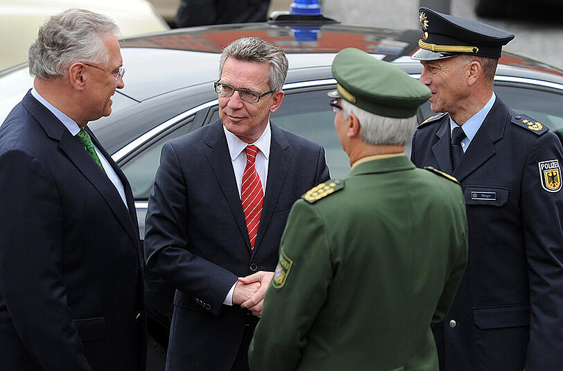 Der Präsident der Bundespolizeidirektion München, Hubert Steiger und der Münchner Polizeipräsident Wilhelm Schmidbauer begrüßen Thomas de Maiziere (CDU) und den bayerischen Innenminister Joachim Herrmann (CSU) bei deren Besuch der Bundespolizeiinspektion am Hauptbahnhof.