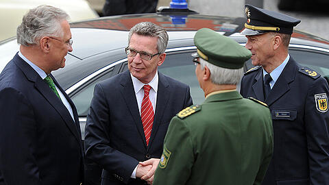 Der Präsident der Bundespolizeidirektion München, Hubert Steiger und der Münchner Polizeipräsident Wilhelm Schmidbauer begrüßen Thomas de Maiziere (CDU) und den bayerischen Innenminister Joachim Herrmann (CSU) bei deren Besuch der Bundespolizeiinspektion am Hauptbahnhof.