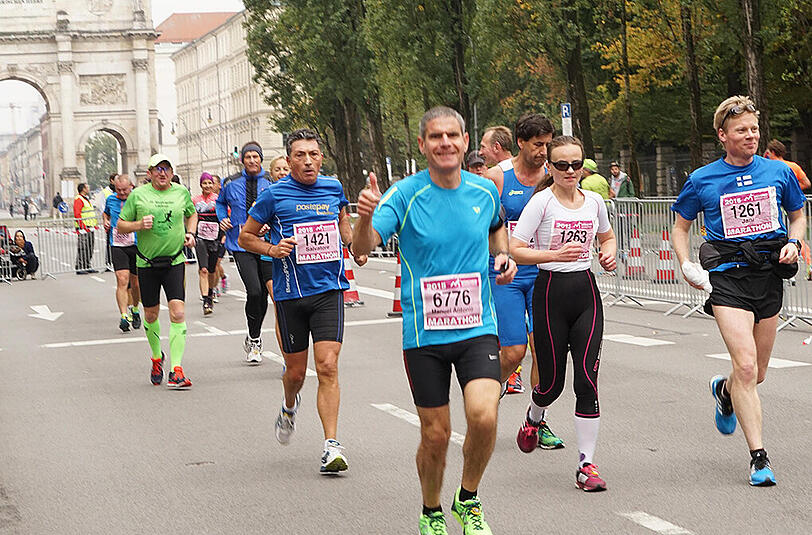 Die Läufer und Läuferinnen des 30. München Marathon am 11.20.2015