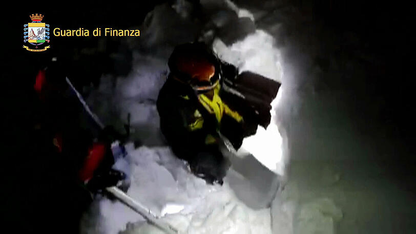 Einsatzkräfte kommen nur durch ein in den Schnee gebohrtes Loch ins Hotel.