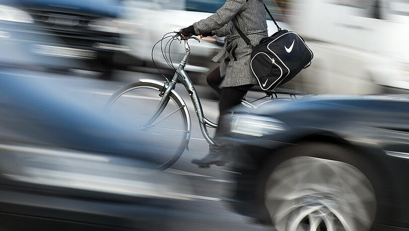 Immer wieder kommt es im Straßenverkehr zu Konflikten zwischen Radlern und Autofahrern. Immer wieder kommt es im Straßenverkehr zu Konflikten zwischen Radlern und Autofahrern.