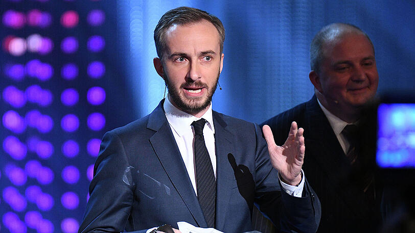 Satiriker Jan Böhmermann machte sich mit einem eigenen Song über Pop-Sänger lustig.