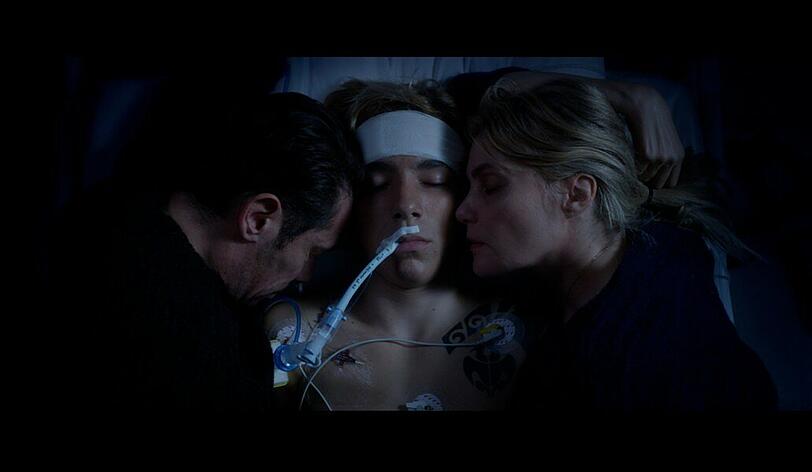 Nur noch die Maschinen erhalten Simon (Gabin Verdet) am Leben. Seine Eltern Marianne (Emmanuelle Seigner) und Vincent (Kool Shen, links) sind verzweifelt.