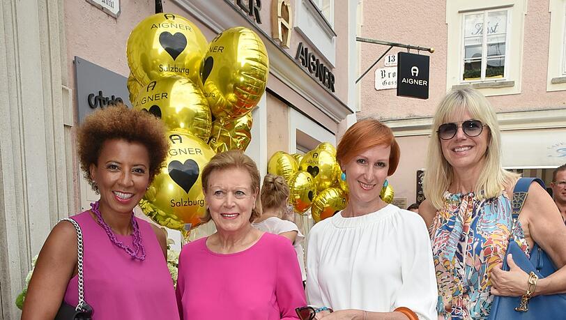 Arabella Kiesbauer, Evi Brandl (Shop Besitzerin), Nicole Beutler und Susanne Sigl Arabella Kiesbauer, Evi Brandl (Shop Besitzerin), Nicole Beutler und Susanne Sigl