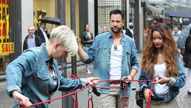 Dann schon lieber Kakerlaken: Sommer-Dschungelcamper Melanie Müller, Michael Wendler, Gabriella "Gabby" de Almeida Rinne (v.l.) scheinen sich auch zu langweilen Dann schon lieber Kakerlaken: Sommer-Dschungelcamper Melanie Müller, Michael Wendler, Gabriella "Gabby" de Almeida Rinne (v.l.) scheinen sich auch zu langweilen