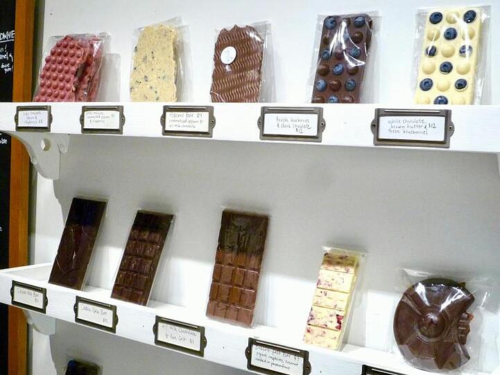 Schokoladentafeln im Schokoladengeschäft "Obessive Chocolate Disorder" von Sebastian Brecht.