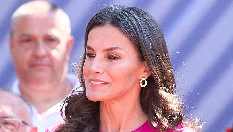 In Valencia zog Königin Letizia mit ihrem gewagten Look alle Blicke auf sich... In Valencia zog Königin Letizia mit ihrem gewagten Look alle Blicke auf sich...