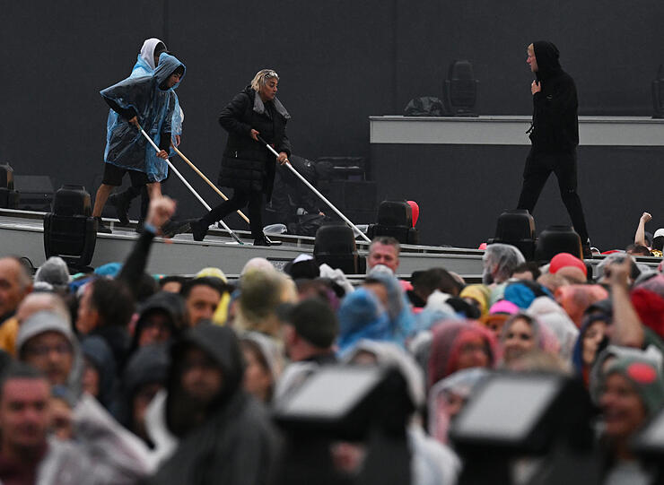Vor dem Auftritt muss die Bühne trockengewischt werden.