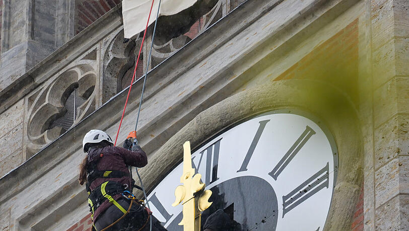 Gegen Nachmittag sind alle Zeiger an der Mariahilfkirche montiert. Gegen Nachmittag sind alle Zeiger an der Mariahilfkirche montiert.