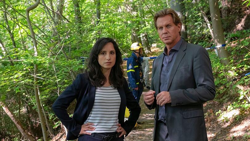 "Der Alte: Das gute Leben": Annabell Lorenz (Stephanie Stumph) und Caspar Bergmann (Thomas Heinze) versuchen, den Hergang der Tat zu rekonstruieren.