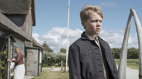 Hille (Laura Tonke) und der junge Nanning (Jasper Billerbeck).