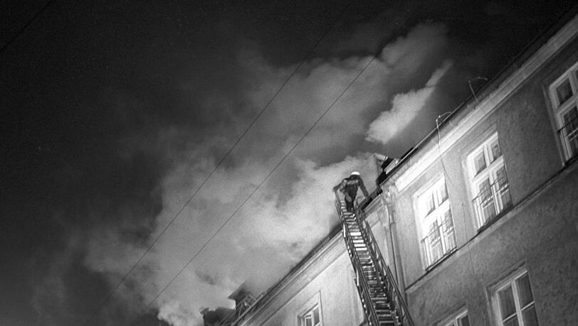 Die Feuerwehr beim Großeinsatz. Bei einem Großfeuer im Alten- und Fremdenheim der israelischen Kultusgemeinde (IKG) in München am 13.02.1970 sind sieben Menschen ums Leben gekommen. Ursache des Feuers war ein Brandanschlag. Die Feuerwehr beim Großeinsatz. Bei einem Großfeuer im Alten- und Fremdenheim der israelischen Kultusgemeinde (IKG) in München am 13.02.1970 sind sieben Menschen ums Leben gekommen. Ursache des Feuers war ein Brandanschlag.