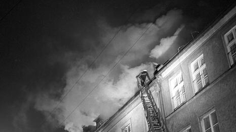 Die Feuerwehr beim Gro&szlig;einsatz. Bei einem Gro&szlig;feuer im Alten- und Fremdenheim der israelischen Kultusgemeinde (IKG) in M&uuml;nchen am 13.02.1970 sind sieben Menschen ums Leben gekommen. Ursache des Feuers war ein Brandanschlag.