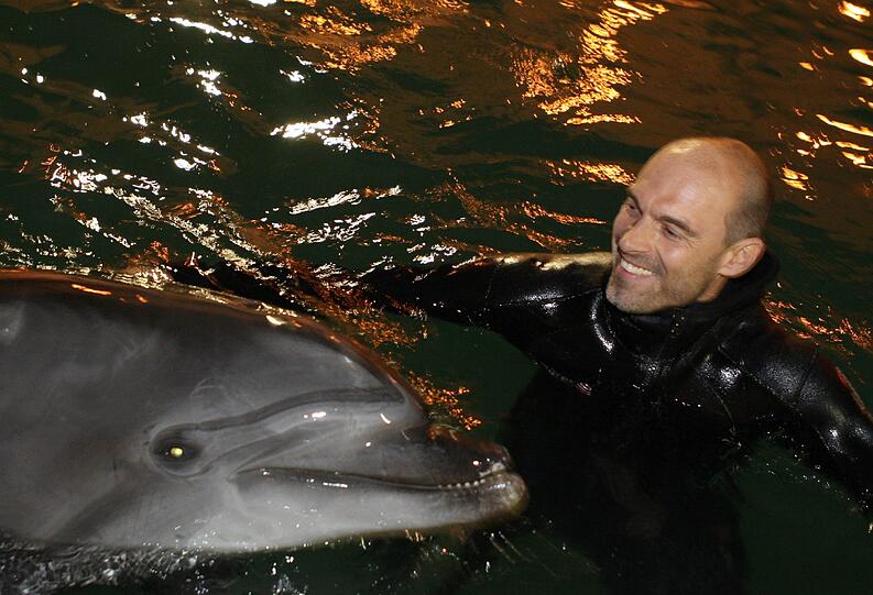 Für die Löwen ging's am Mittwoch noch tierisch zu: Im Delfinarium durften sie mit Flipper & Co. eine Runde schwimmen.
