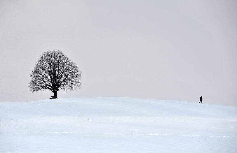 Der verschneite Irschenberg lockt nur wenige Spaziergänger nach draußen.