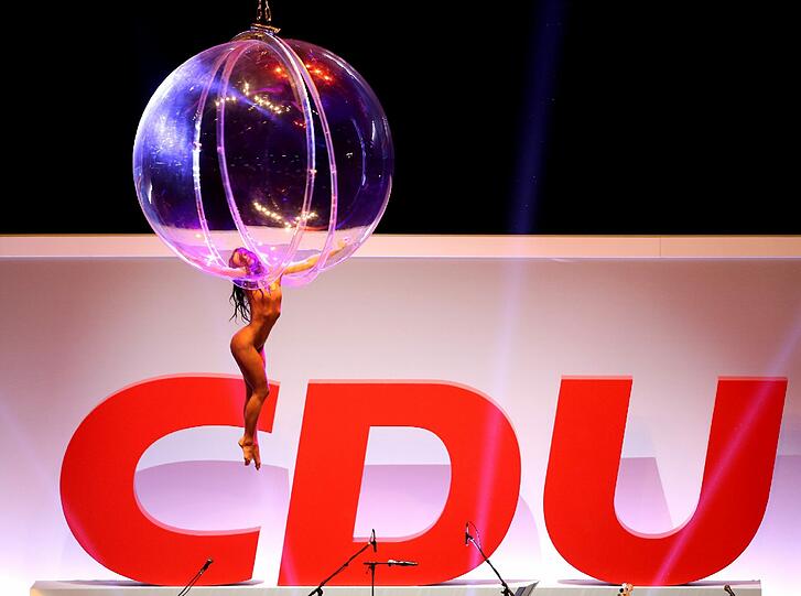 Im Rahmenprogramm der Veranstaltung gab es dabei auch Akrobatik zu sehen: Die Show der Tänzerin war durchaus beeindruckend.