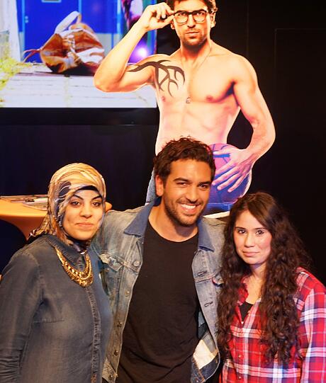 Vor allem junge Mädchen stellten sich stundelang an, um ein Foto mit ihrem Schwarm Elyas zu bekommen.