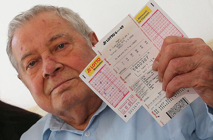 Der Pechvogel: Erwin D. hält den Lottoschein in den Händen, der ihn fast zum Multimillionär gemacht hätte.