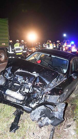 Beide Fahrzeuge wurden vollkommen zerstört, eine Frau starb, vier weitere Personen wurden teils schwer verletzt. Die Bilder vom Unfallort.