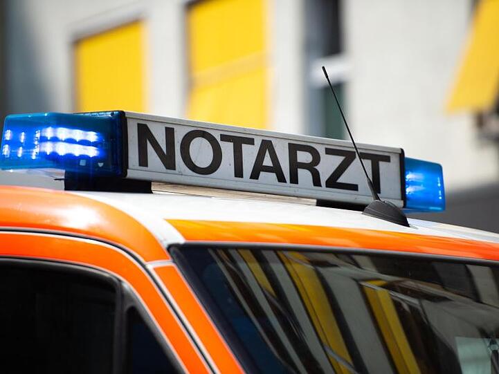 Ein Notarztwagen steht mit Blaulicht an einem Unfallort. Foto: Lisa Ducret/dpa/Symbolbild