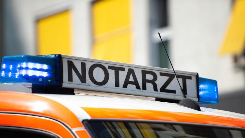 Ein Notarztwagen steht mit Blaulicht an einem Unfallort. Foto: Lisa Ducret/dpa/Symbolbild Ein Notarztwagen steht mit Blaulicht an einem Unfallort. Foto: Lisa Ducret/dpa/Symbolbild