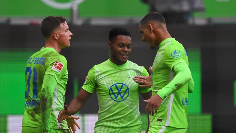 Wolfsburgs Yannick Gerhardt (l-r), Ridle Baku und Maxence Lacroix jubeln nach dem 1:0 ihrer Mannschaft.