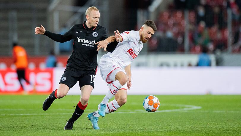 Kölns Salih Özcan (r) und Frankfurts Sebastian Rode versuchen an den Ball zu kommen.
