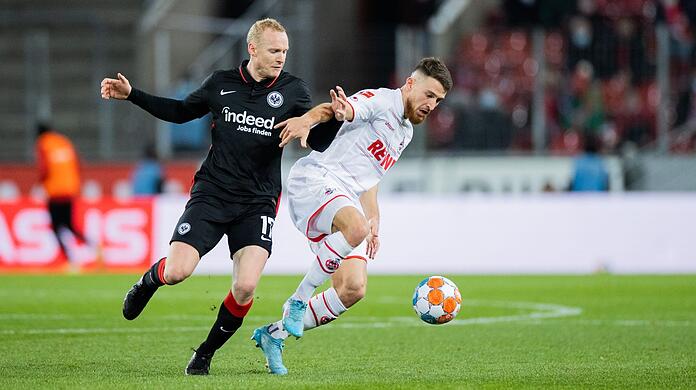 Kölns Salih Özcan (r) und Frankfurts Sebastian Rode versuchen an den Ball zu kommen.
