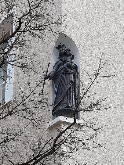 Gekrönt: Diese Madonna thront über der Siegesstraße in Schwabing.