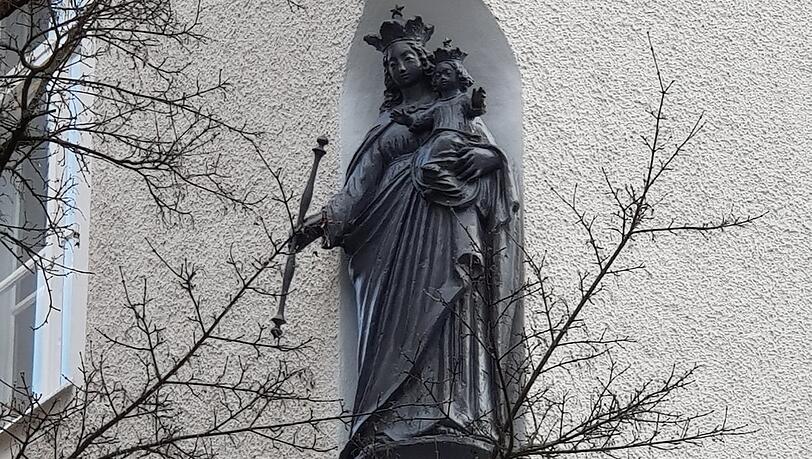 Gekrönt: Diese Madonna thront über der Siegesstraße in Schwabing. Gekrönt: Diese Madonna thront über der Siegesstraße in Schwabing.