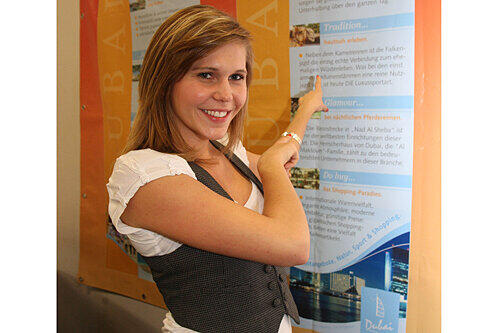 Am Stand von &bdquo;Dubai Touristik&ldquo; informiert Lehramtsstudentin Annika Metzner (21).
