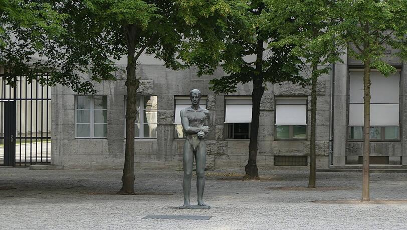 "Ihr trugt die Schande nicht": So heißt es am Ehrenmal im Ehrenhof des Bendlerblocks in der Gedenkstätte Deutscher Widerstand in Berlin. "Ihr trugt die Schande nicht": So heißt es am Ehrenmal im Ehrenhof des Bendlerblocks in der Gedenkstätte Deutscher Widerstand in Berlin.